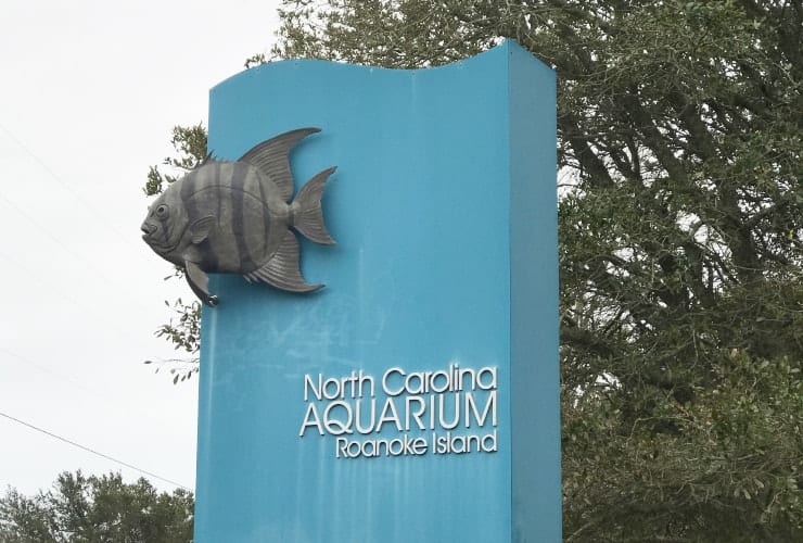 Roanoke Island Aquarium Street Sign