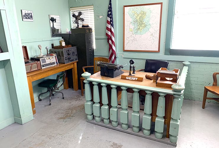 03a_05_mayberry_sheriff_desk