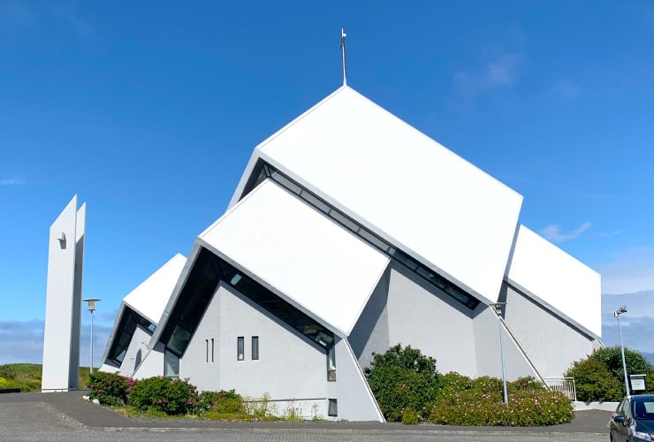reykjavik_iceland_13_02_church_of_seltjarnarne_parking_lot_view