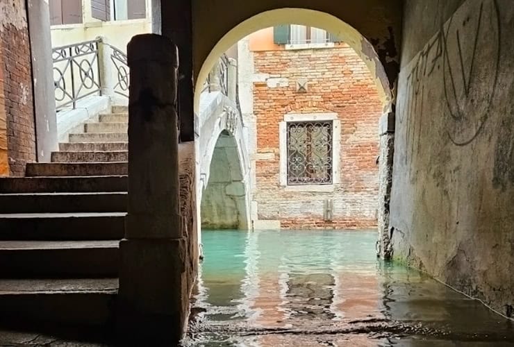 Beneath the Ponte de le Colonne