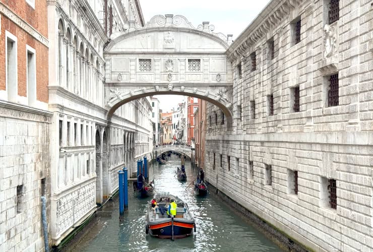 Rio del Palazzo Canal featuring the Bridge of Sighs