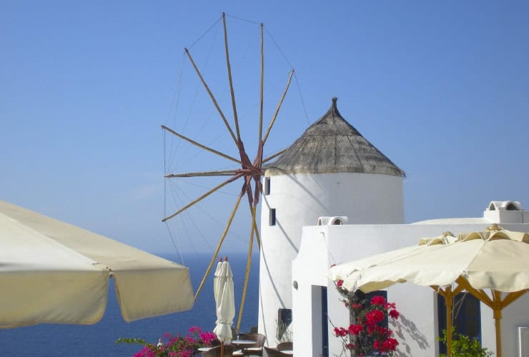 13_02_a day in santorini - sunset windmills