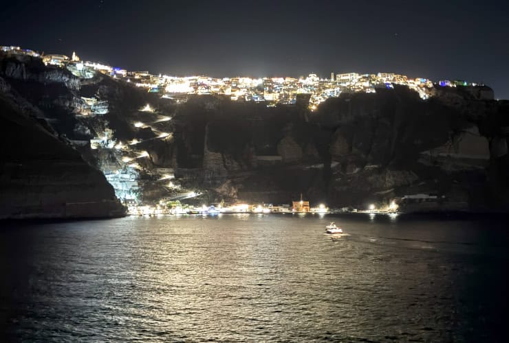 18_03_a day in santorini - santorini cliffs at night