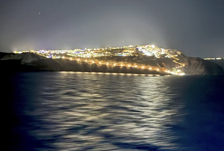 18_05_2_a day in santorini - santorini cliffs at night